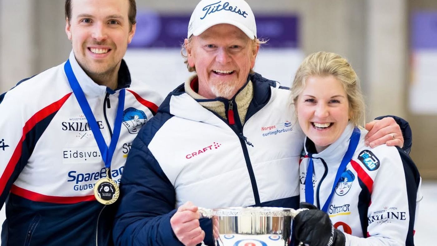 Kristin Skaslien og Magnus Nedregotten etter gull i siste store turnering før OL 2026, sammen med coach Joachim Lange i Tallinn