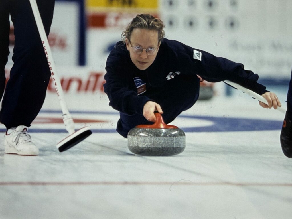 Curlingspillere i aksjon på isen